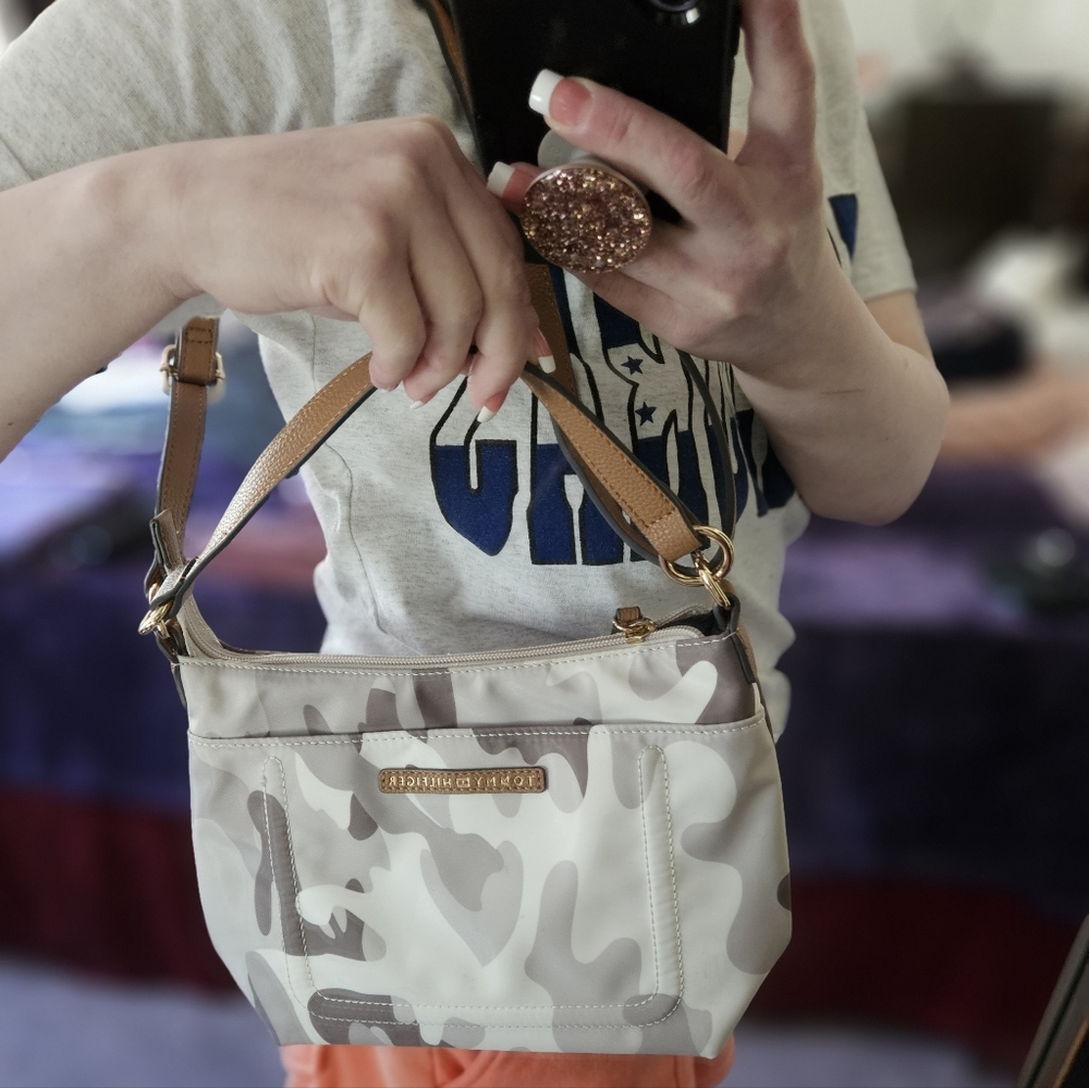 Used Camo Tommy Hilfiger purse.